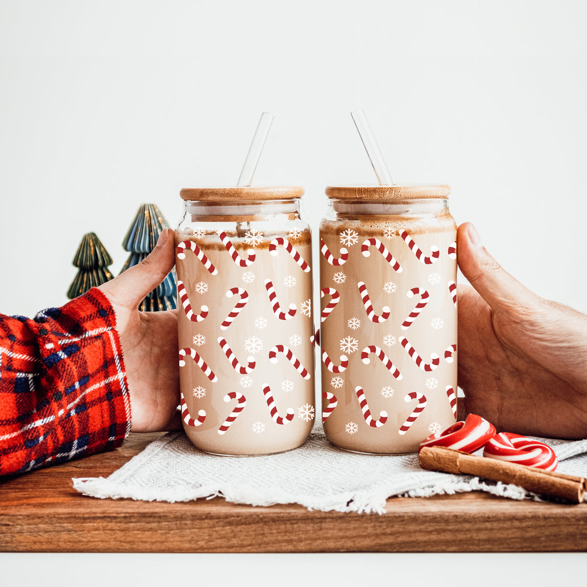 Reusable Christmas cup – glass tumbler with bamboo lid and straw
Unique holiday coffee gift – candy cane and snowflake glass tumbler